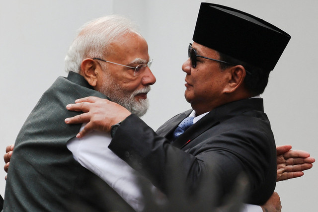 Presiden Prabowo Subianto berpelukan dengan Perdana Menteri India Narendra Modi saat tiba selama kunjungan kenegaraan di Istana Merdeka, Jakarta, Selasa (7/7/2026). Foto: Willy Kurniawan/REUTERS