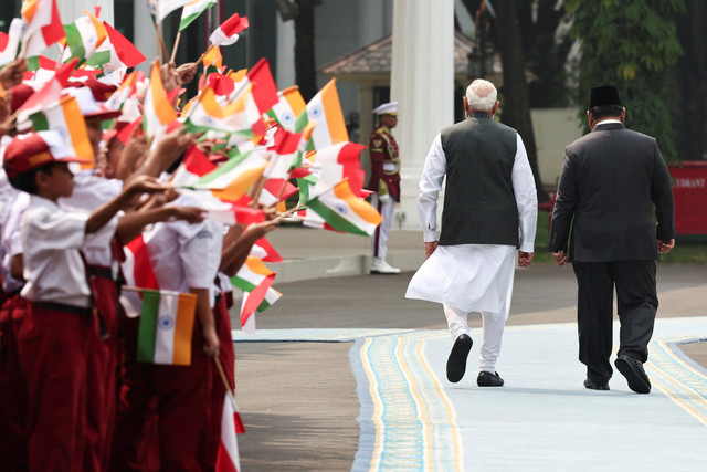 Presiden Prabowo Subianto berjalan dengan Perdana Menteri India Narendra Modi saat tiba selama kunjungan kenegaraan di Istana Merdeka, Jakarta, Selasa (7/7/2026). Foto: Willy Kurniawan/REUTERS