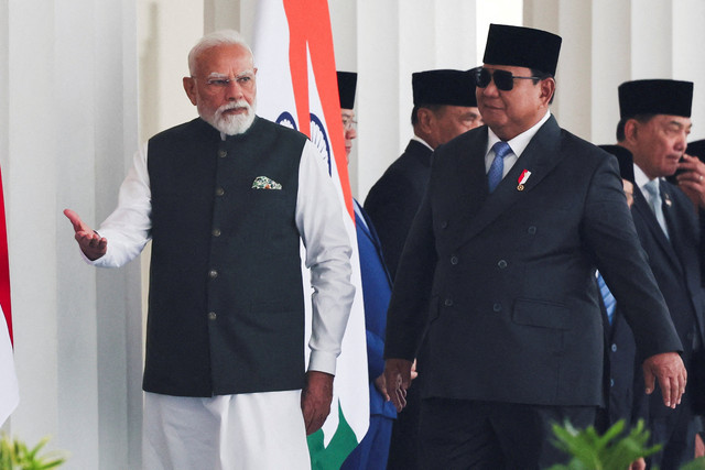 Presiden Prabowo Subianto menyambut kedatangan Perdana Menteri India Narendra Modi saat tiba selama kunjungan kenegaraan di Istana Merdeka, Jakarta, Selasa (7/7/2026). Foto: Willy Kurniawan/REUTERS