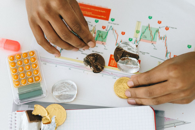 Ilustrasi mengintip daftar saham cum date dividen Juli 2026. Foto: Pexels