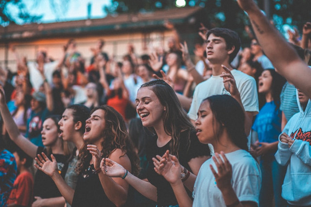 Ilustrasi Konser Close your Eyes Indonesia. Unsplash.com/Kyle Smith