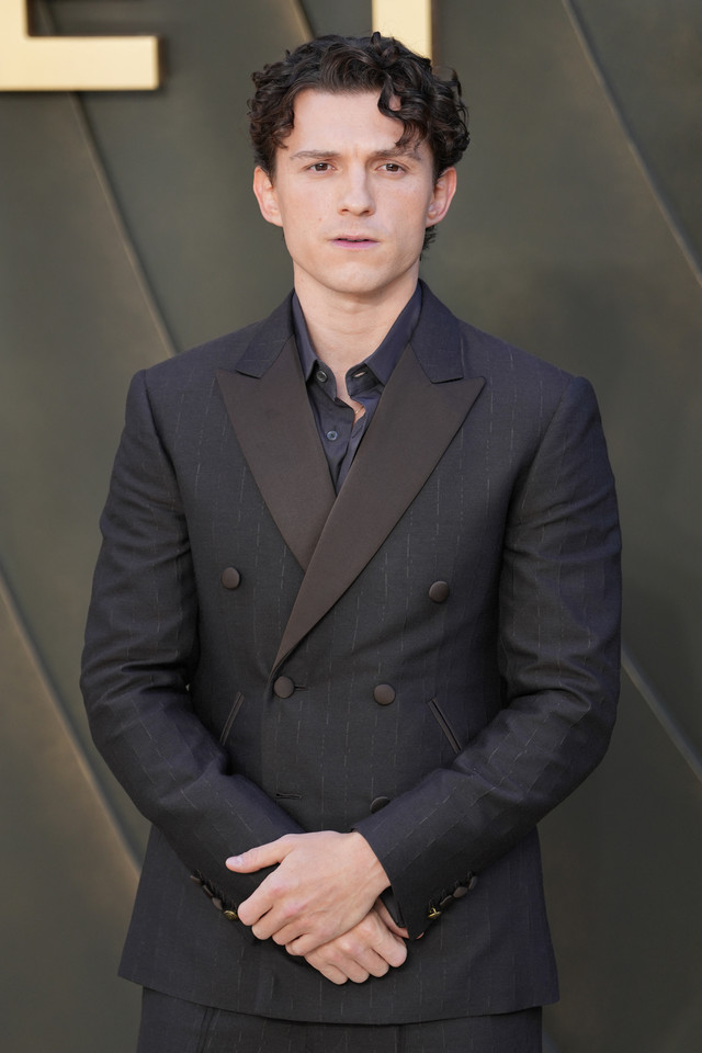 Aktor Inggris Tom Holland di karpet merah saat tiba untuk menghadiri pemutaran perdana dunia film 'The Odyssey' di London, Inggris, Senin (6/7/2026). Foto: CARLOS JASSO/AFP