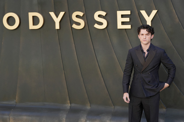 Aktor Inggris Tom Holland di karpet merah saat tiba untuk menghadiri pemutaran perdana dunia film 'The Odyssey' di London, Inggris, Senin (6/7/2026).