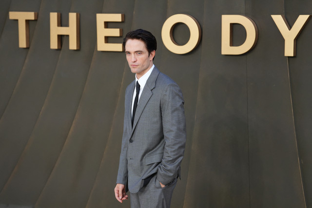 Aktor Inggris Robert Pattinson berpose di karpet merah saat tiba untuk menghadiri pemutaran perdana dunia film 'The Odyssey' di London, Inggris, Senin (6/7/2026). Foto: CARLOS JASSO/AFP
