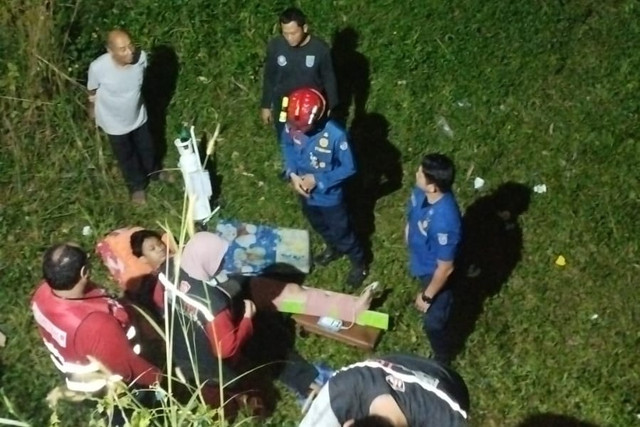 Damkar evakuasi anak 14 tahun yang terjatuh ke jurang sedalam 5 meter saat mengejar bola di Sawangan Depok, Minggu (5/7/2026). Foto: Damkar Depok