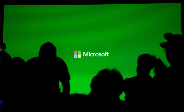 Logo Microsoft terlihat saat presentasi Xbox One di Shanghai pada 30 Juli 2014. Foto: Johannes Eisele/AFP
