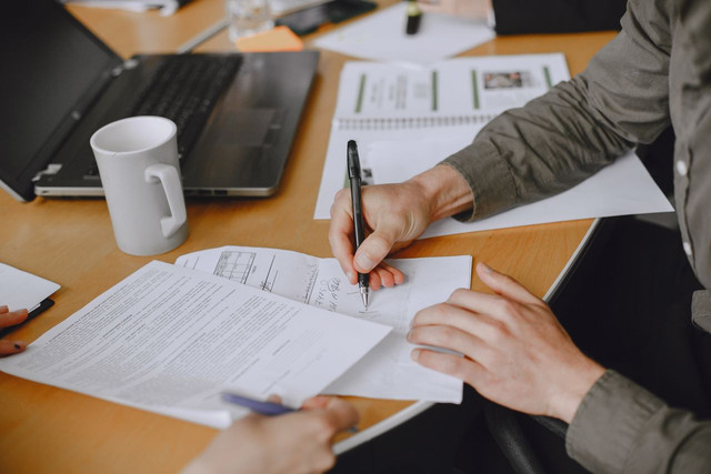 Ilustrasi membahas contoh surat perjanjian kerja sama usaha. Foto: Pexels