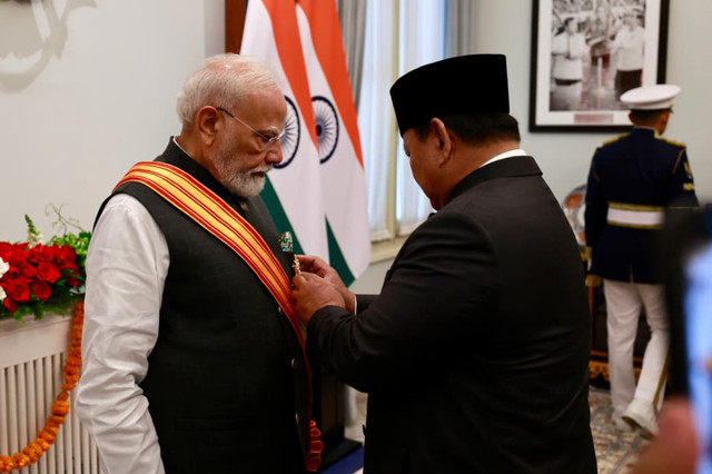 Presiden Prabowo Subianto menganugerahkan tanda kehormatan Bintang RI Adipurna kepada Perdana Menteri India, Narendra Modi, di Istana Merdeka, Jakarta, Selasa (7/7/2026). Foto: Tim Media Presiden