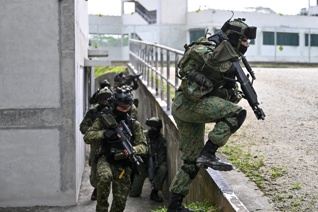 Prajurit dari Komando SAF dan TNI KOPASSUS menyerang sasaran perkotaan selama Latihan Lapangan Kompi. Foto: Singapore Ministry of Defense