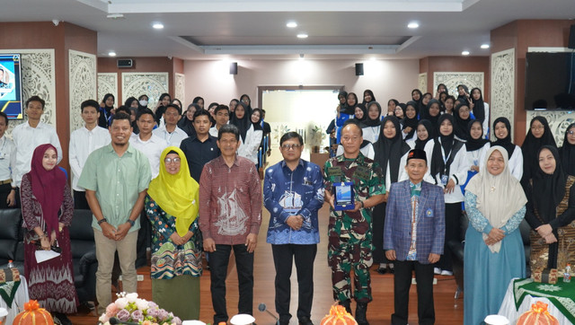 Sesi foto bersama dengan pemateri kuliah tamu di I-Gift Unismuh Makassar. Foto: Dede Leman