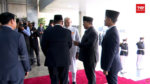Presiden Prabowo Subianto menyambut PM India Narendra Modi saat tiba di Gedung DPR, Kompleks Parlemen, Senayan, Jakarta, Selasa (7/7/2026). Foto: YouTube/ TVR Parlemen