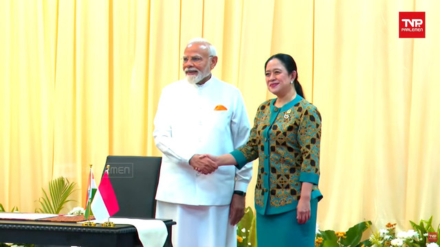 Ketua DPR RI Puan Maharani bersalaman saat menyambut PM India Narendra Modi saat tiba di Gedung DPR, Kompleks Parlemen, Senayan, Jakarta, Selasa (7/7/2026). Foto: YouTube/ TVR Parlemen