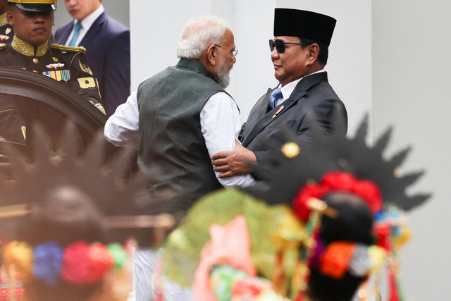 Presiden Prabowo Subianto menyambut kedatangan Perdana Menteri India Narendra Modi saat tiba selama kunjungan kenegaraan di Istana Merdeka, Jakarta, Selasa (7/7/2026). Foto: Willy Kurniawan/REUTERS