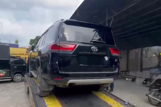 Mobil Toyota Land Cruiser LC 300 tahun 2023 sebagai barang bukti terkait kasus jual beli jabatan di lingkungan Pemerintah Kabupaten Kuantan Singingi (Kuansing). Foto: Dok. Humas KPK