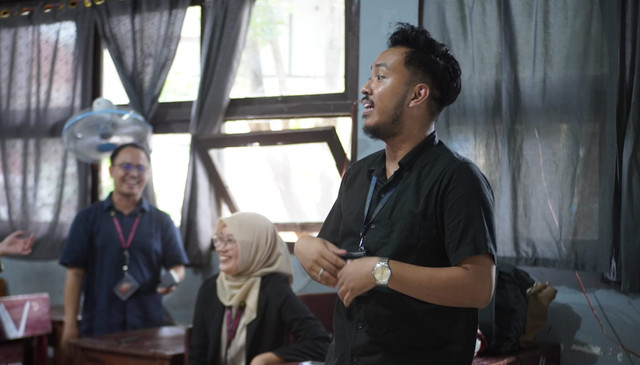 Foto Penulis saat melakukan pengabdian Public Speaking untuk siswa-siswa SMA