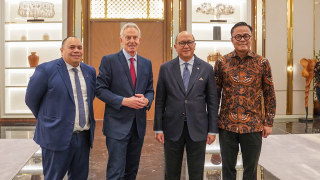 Chief Executive Officer (CEO) Danantara Rosan Roeslani (kedua dari kanan) foto bersama saat menerima  kunjungan mantan Perdana Menteri Inggris Tony Blair Selasa (7/7). Foto: Dok. Danantara