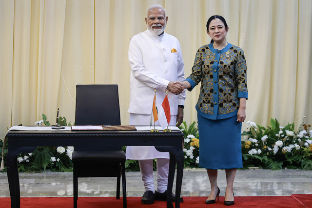 Perdana Menteri (PM) India Narendra Modi (kiri) berjabat tangan dengan Ketua DPR Puan Maharani (kanan) saat kunjungan kenegaraan di Kompleks Parlemen, Senayan, Jakarta, Selasa (7/7/2026). Foto: Dhemas Reviyanto/ANTARA FOTO