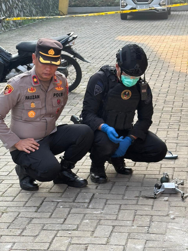 Polisi mengamankan barang bukti drone tak dikenal di rumah seorang pengacara di Depok. Foto: Dok. Istimewa