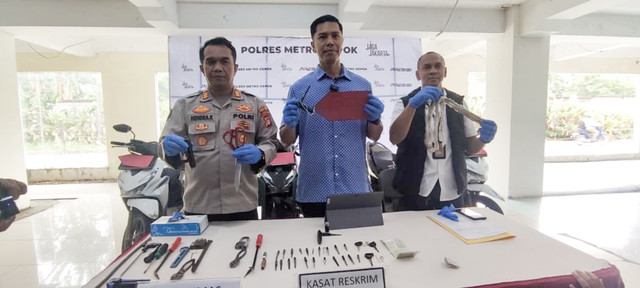 Kasat Reskrim Polres Metro Depok AKBP Gede Made Oka Utama (kemeja biru) saat konferensi pers penangkapan komplotan pencuri motor berjimat tali pocong. Foto: kumparan