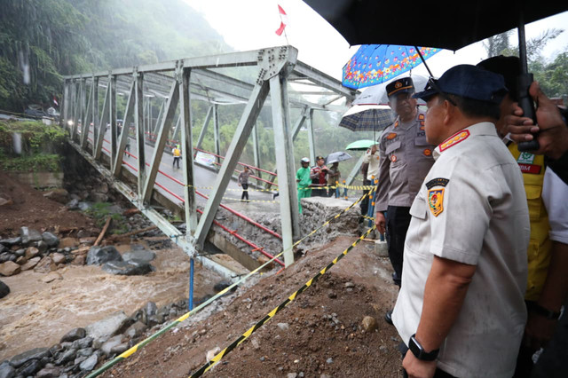 Ketua Satgas PRR Tito Karnavian pastikan perkuatan struktur Jembatan Enang-Enang di Bener Meriah guna utamakan keselamatan masyarakat, Selasa (7/7/2026). Foto: Dok. Satgas PRR
