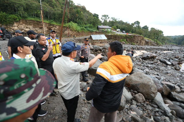 Kasatgas PRR Tito Karnavian tinjau Jalan Werlah, Bener Meriah. Pemerintah siapkan jalur alternatif melalui pelebaran jalan dan pembangunan jembatan, Selasa (7/7/2026). Foto: Dok. Satgas PRR