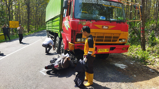 Evakuasi korban kecelakaan di Alas Kemlagi, Mojokerto, Selasa (7/7/2026). Foto: Dok. Istimewa