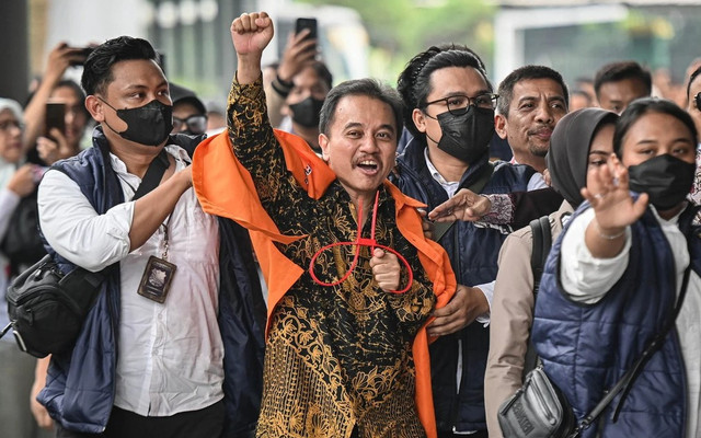 Roy Suryo (tengah) ke dalam gedung di Kejaksaan Negeri Jakarta Selatan, Jakarta, Senin (22/6/2026). (Sumber: Kumparan)