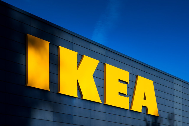 ilustrasi all you can take candy station ikea. unsplash/Adam Kolmacka