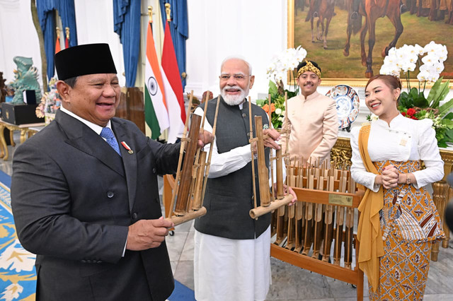 Presiden Prabowo Subianto memberikan angklung ke Perdana Menteri India, Narendra Modi, di Istana Merdeka, Jakarta, Selasa (7/7/2026). Foto: Muchlis Jr/Biro Pers Sekretariat Presiden