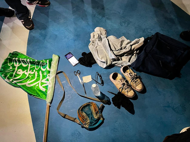 Barang bukti milik Dai Risky Hidayat usai diamankan petugas Polda Sumsel setelah melakukan aksi nekat menerobos masuk sembari membawa bendera berwarna hijau bertuliskan kalimat tauhid. Foto: Dok. Istimewa