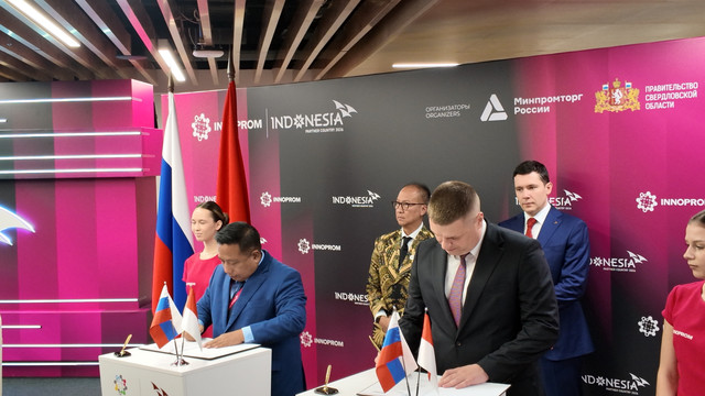 Ketua Umum HKI Akhmad Maruf Maulana (kiri) menandatangani MoU dengan Association of Clusters, Technology Parks and Special Economic Zones of Russia. Foto: Nicha Muslimawati/kumparan.
