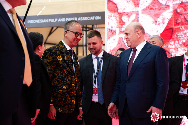 Menteri Perindustrian Agus Gumiwang Kartasasmita menyambut kedatangan Perdana Menteri Rusia, Mikhail Mishustin di Paviliun Indonesia INNOPROM 2026. Foto: Dok. INNOPROM 2026