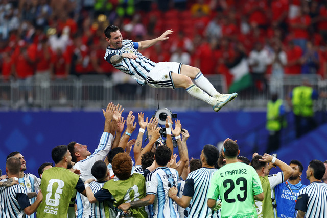 Kapten Argentina Lionel Messi merayakan kemenangan bersama rekan-rekan setimnya setelah pertandingan babak 16 besar Piala Dunia FIFA 2026 melawan Mesir di Atlanta Stadium, Atlanta, Georgia, AS, Selasa (7/7/2026). Foto: Carlos Barria/REUTERS