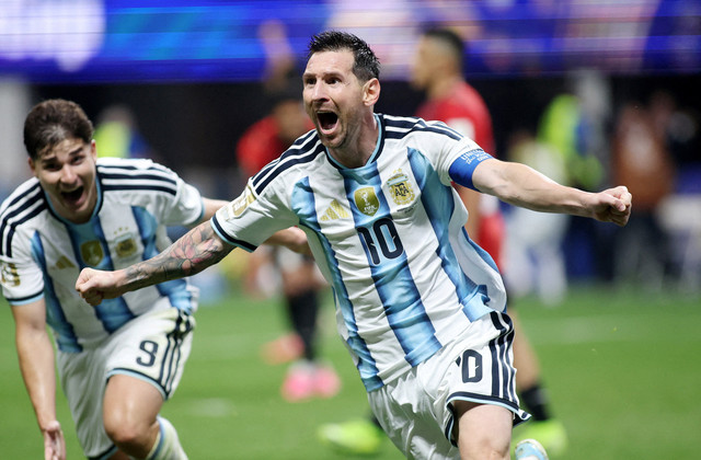 Kapten sekaligus penyerang Argentina Lionel Messi merayakan gol kedua timnya bersama Julian Alvarez dalam laga babak 16 besar Piala Dunia FIFA 2026 melawan Mesir di Atlanta Stadium, Atlanta, Georgia, AS, Selasa (7/7/2026). Foto: Brett Davis/Reuters