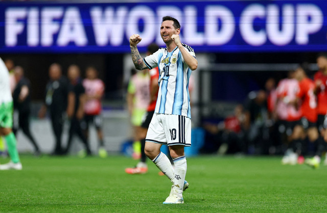 Kapten Argentina Lionel Messi merayakan kemenangan setelah pertandingan babak 16 besar Piala Dunia FIFA 2026 melawan Mesir di Atlanta Stadium, Atlanta, Georgia, AS, Selasa (7/7/2026). Foto: Carlos Barria/REUTERS