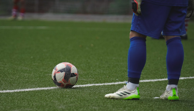 Ilustrasi Cara menendang bola  . Foto: Unsplash/Omar Ramadan