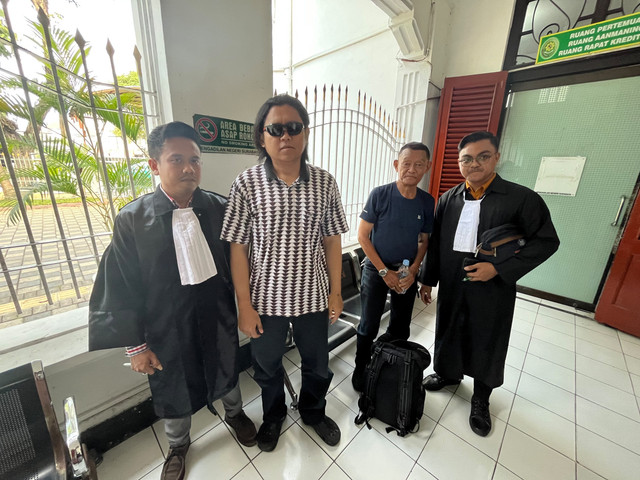 Terdakwa Jefta Gideon Nggebu (tengah) saat di Pengadilan Negeri (PN) Surabaya. Foto: Dok. Istimewa