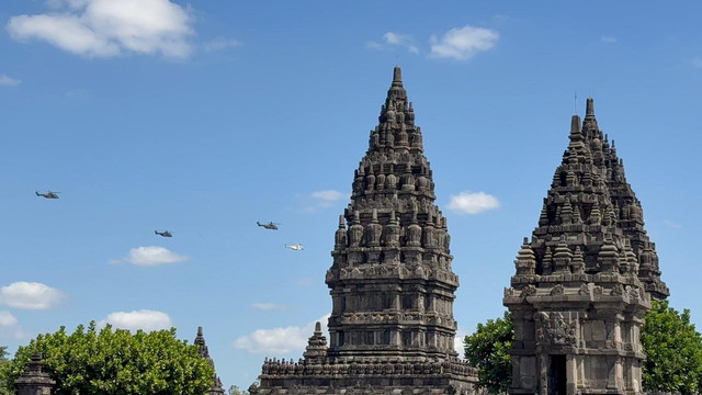 Pesawat kepresidenan yang membawa Presiden Prabowo dan PM India Narendra Modi melintas di atas Candi Prambanan, Yogyakarta, Rabu (8/7). Foto: Zamachsyari/kumparan