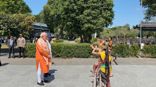 Presiden Republik Indonesia Prabowo Subianto bersama dengan Perdana Menteri (PM) India Narendra Modi tiba di Candi Prambanan, Yogyakarta, Rabu (8/7). Foto: Zamachsyari/kumparan