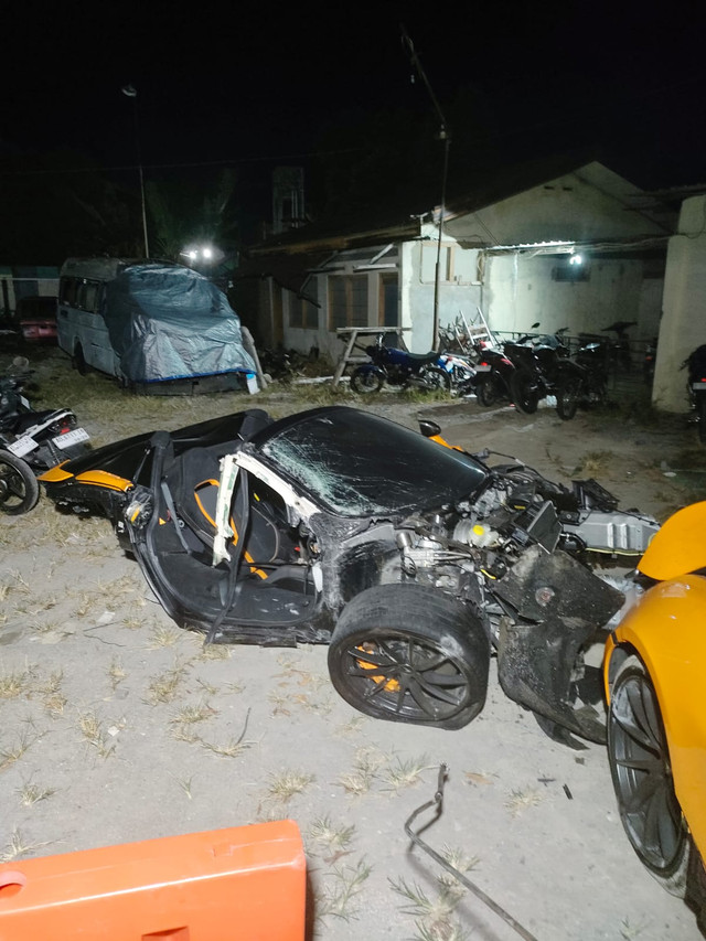 Mobil McLaren berpelat nomor B 331 menabrak tiang di depan Indomaret Jalan Solo-Wonogiri di Desa Telukan, Kecamatan Grogol, Kabupaten Sukoharjo, Rabu (8/7). Foto: Dok. Istimewa