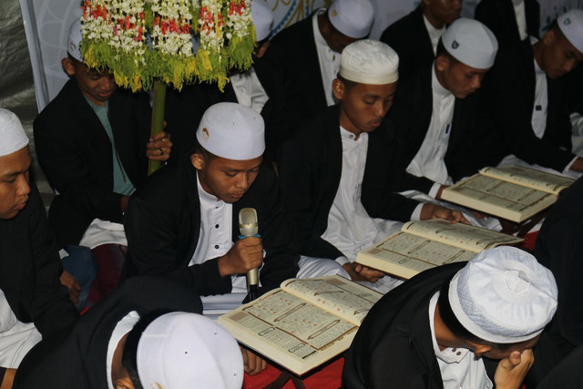 Ilustrasi teks sholawat Badar. Foto: Pexels