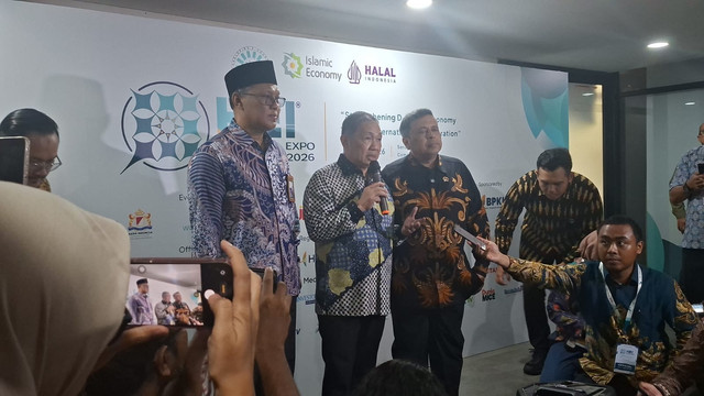 Opening Ceremony D-8 Halal Expo Indonesia dengan narasumber Wakil Menteri Luar Negeri (Anis Matta), Kepala Badan Penyelenggara Jaminan Produk Halal, Haikal Hassan, dan Komite Nasional Ekonomi dan Keuangan Syariah, Sholahuddin Al Aiyub. Rabu (8/7). Foto: Pradya Tirta/kumparan