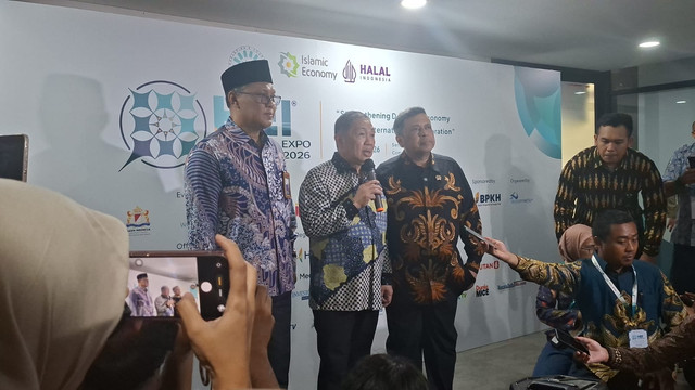 Opening Ceremony D-8 Halal Expo Indonesia dengan narasumber Wakil Menteri Luar Negeri (Anis Matta), Kepala Badan Penyelenggara Jaminan Produk Halal, Haikal Hassan, dan Komite Nasional Ekonomi dan Keuangan Syariah, Sholahuddin Al Aiyub. Rabu (8/7). Foto: Pradya Tirta/kumparan