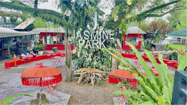 Suasana Jasmine Park yang tertata rapi dan asri, Senin, 16 Juni 2025. Area ini menjadi tempat istirahat favorit pengunjung sebelum menjelajahi Mini Zoo