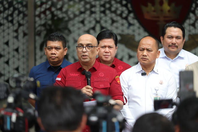 Direktur Penyidikan Jaksa Agung Muda Bidang Tindak Pidana Khusus, Syarief Sulaeman Nahdi memberikan keterangan kepada wartawan di depan Kantor Jampidsus, Kejagung, Jakarta, Rabu (8/7/2026). Foto: Jamal Ramadhan/kumparan