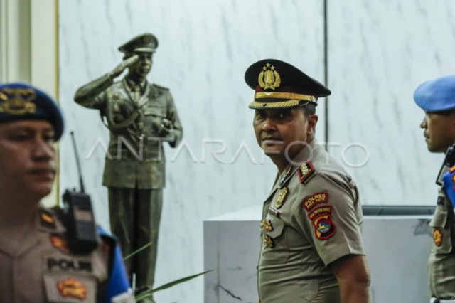 Mantan Kapolres Bima Kota AKBP Didik Putra Kuncoro berjalan keluar dari ruang sidang usai mengikuti Sidang Komisi Kode Etik Polri terkait kasus pemilikan narkoba di Gedung Transnational Crime Center (TNCC) Mabes Polri, Jakarta, Kamis (19/2/2026). Foto: Asprilla Dwi Adha/ANTARA FOTO