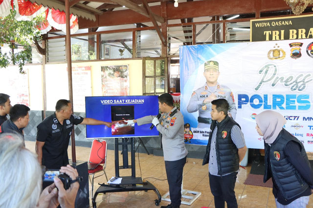 Polisi saat menunjukan video tawuran yang menewaskan seorang remaja di Salatiga. Foto: Dok. Polres Salatiga