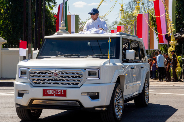 Presiden RI Prabowo Subianto melambaikan tangan dari mobil dinasnya saat tiba di Kompleks Candi Prambanan untuk mendampingi PM India Narendra Modi meninjau upaya restorasi candi Hindu tersebut di Sleman, Yogyakarta, Rabu (8/7/2026). Foto: Devi Rahman/AFP