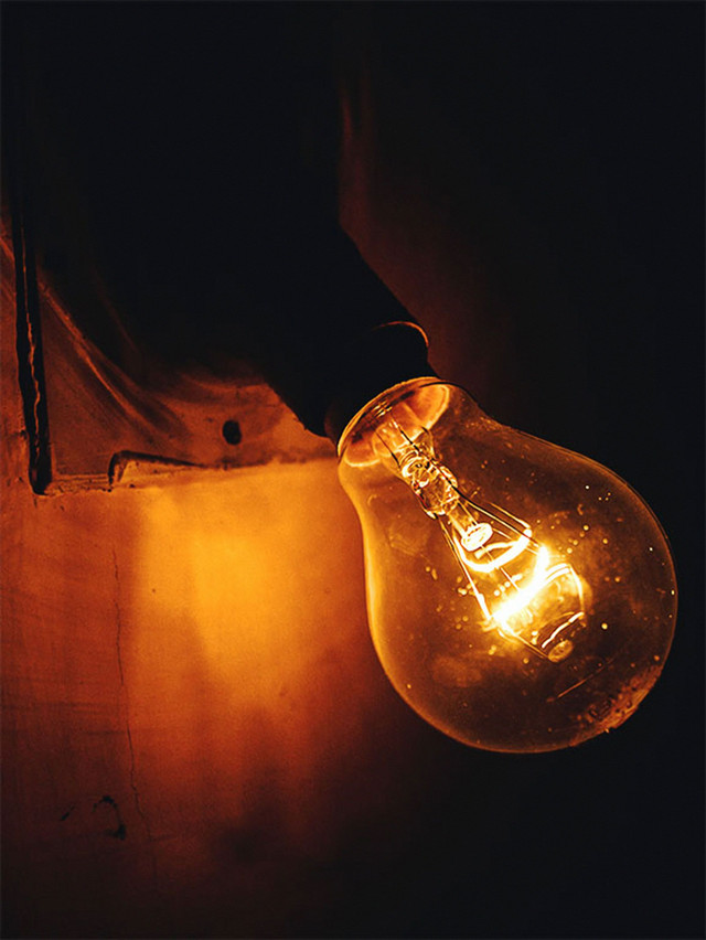 Gambah Bohlam Foto oleh Arunodhai V dari Pexels: https://www.pexels.com/id-id/foto/fotografi-close-up-bola-lampu-672082/