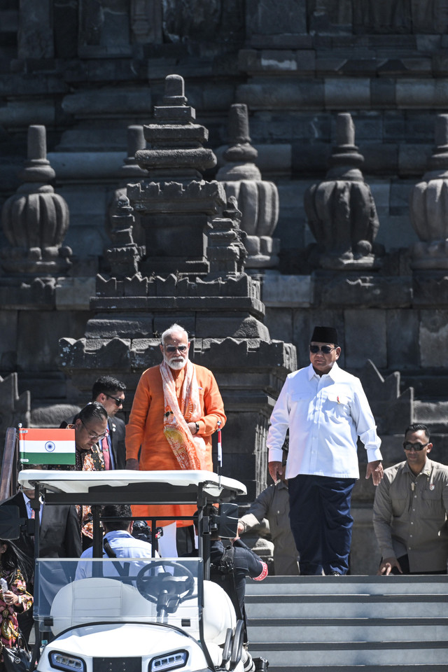 Presiden Prabowo Subianto (kanan) mendampingi Perdana Menteri (PM) India Narendra Modi (kiri) saat mengunjungi Candi Prambanan di Sleman, DI Yogyakarta, Rabu (8/7/2026). Foto: Bayu Pratama S/ANTARA FOTO